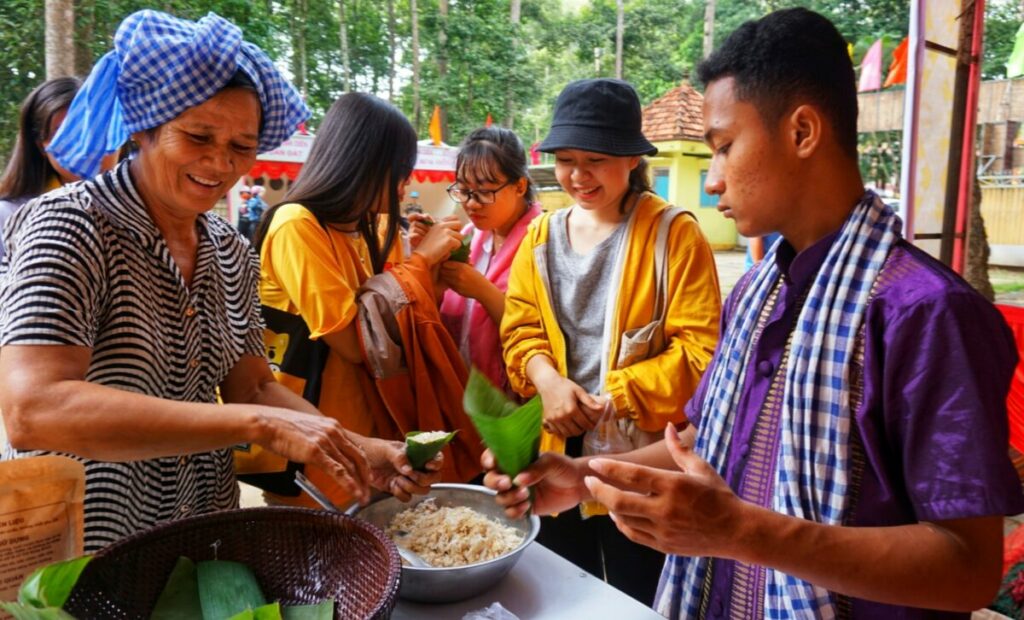 Du lịch văn hóa cho phép du khách đến gần hơn với cội nguồn văn hóa của một vùng đất, khám phá những giá trị đặc trưng của địa phương.