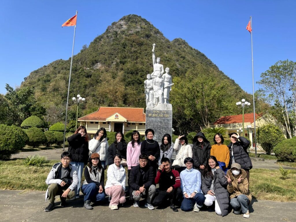 Tham quan bảo tàng, di tích lịch sử - văn hóa.