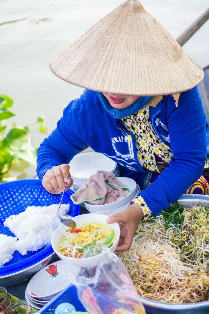 Thưởng thức ẩm thực địa phương.