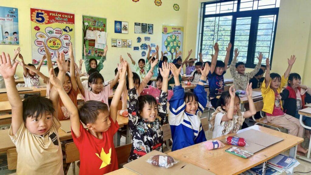 Các em nhỏ tại Ca Thành được hỗ trợ học bổng khuyến học vùng cao 